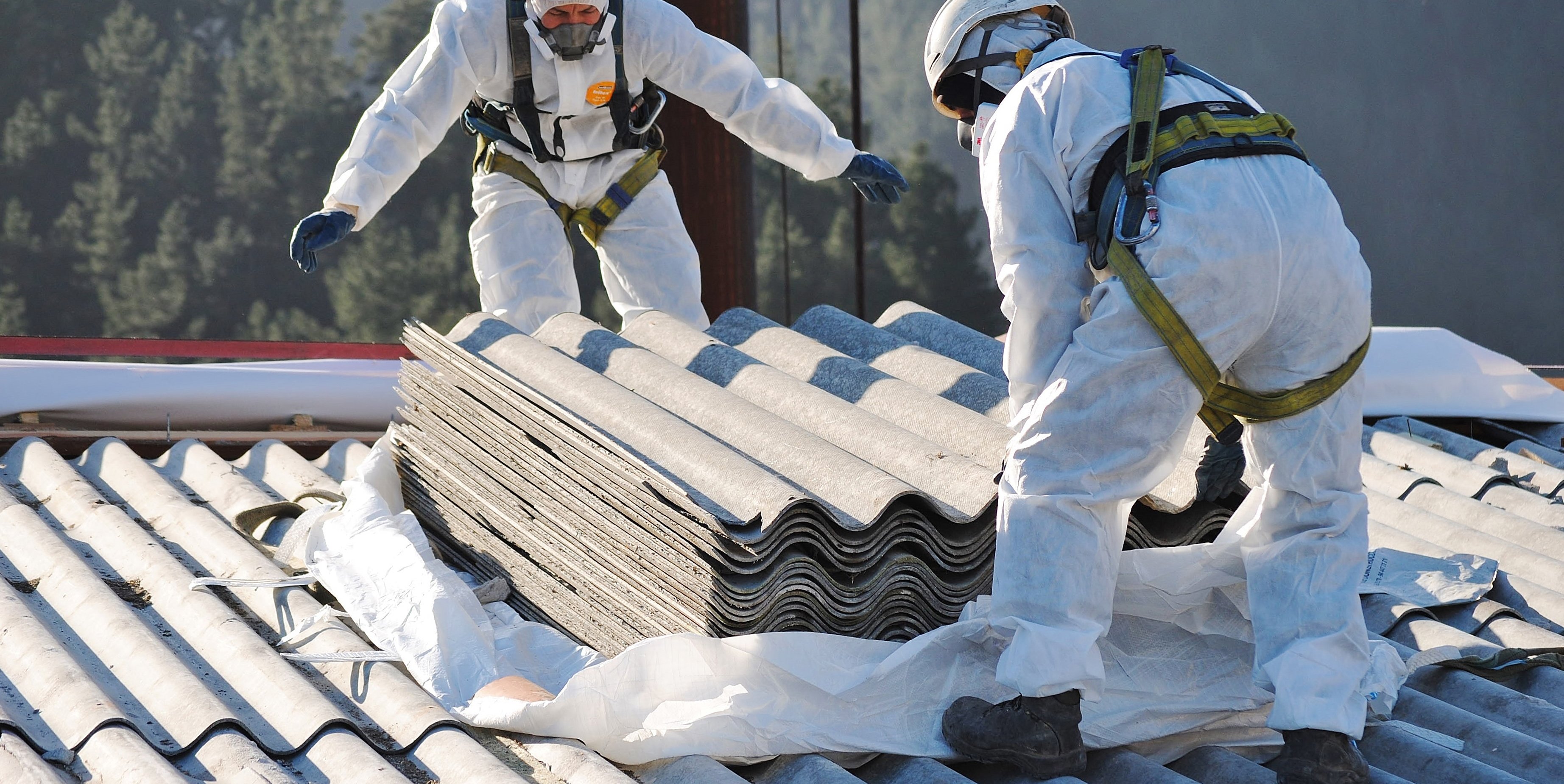 Arbejdere fjerner asbest tagplader