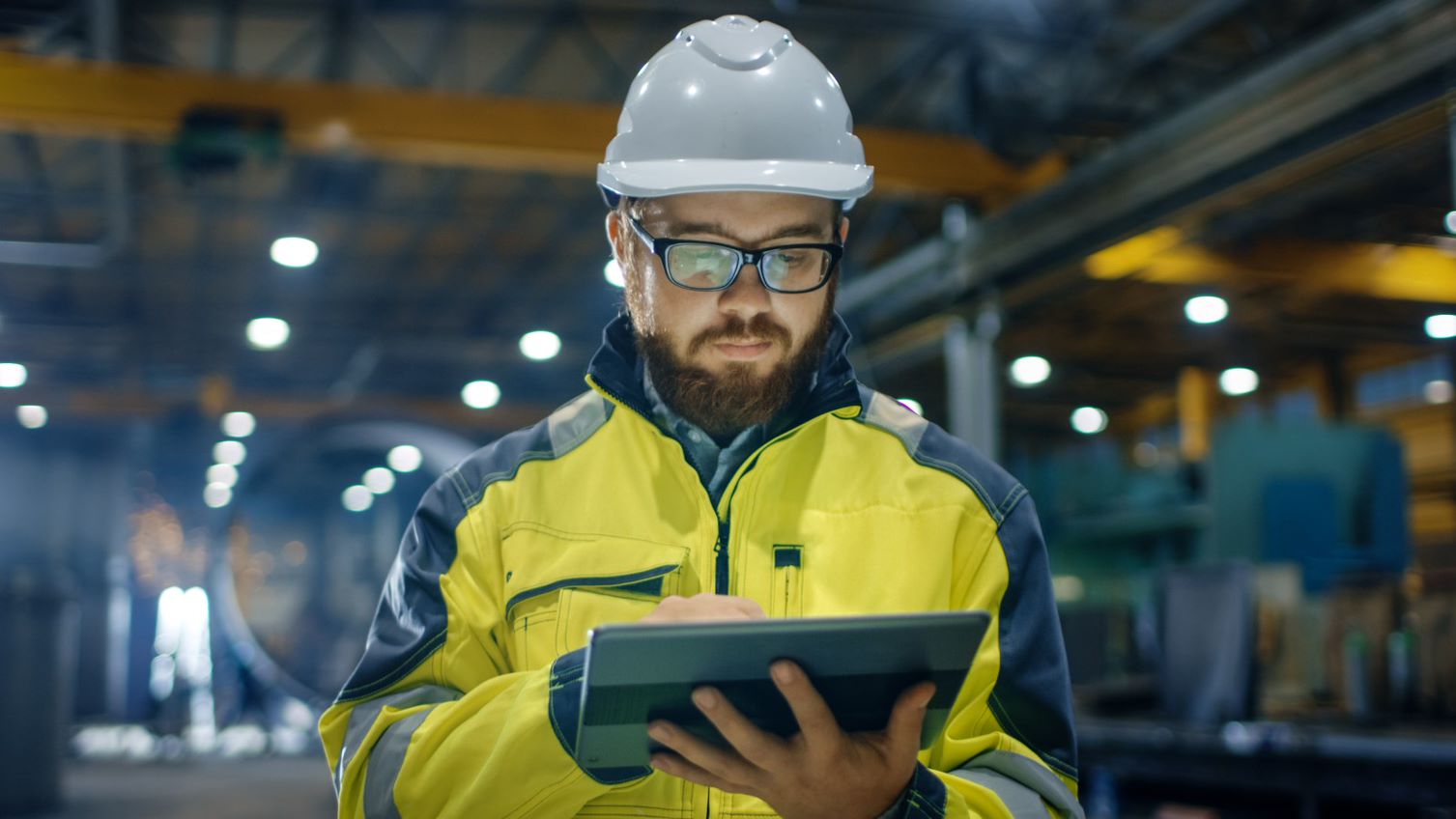 Pillar-SDS-Case Study-man in hard hat looking at tablet