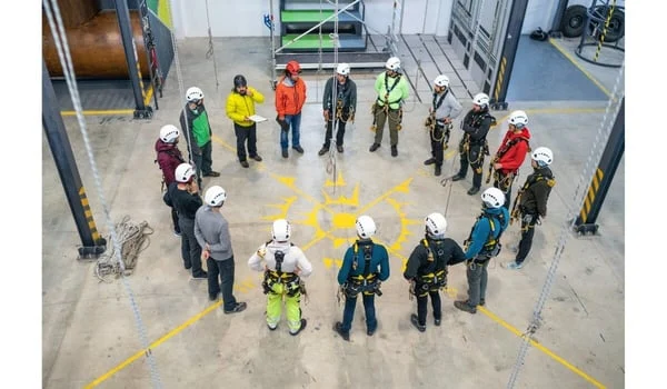 safety20briefing20for20workers20in20hard20hats20stood20in20circle-1