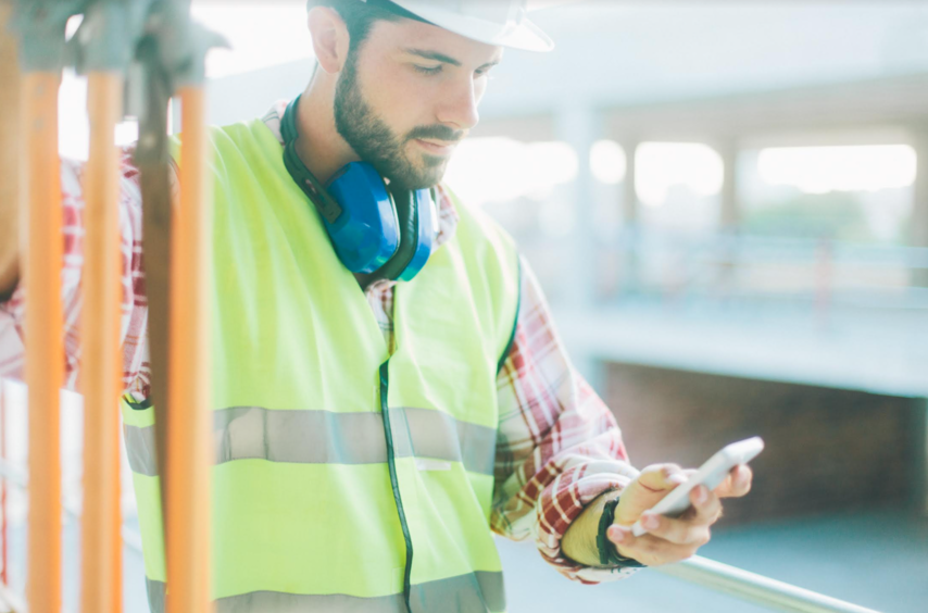 staysafe-lone-worker-on-phone-7