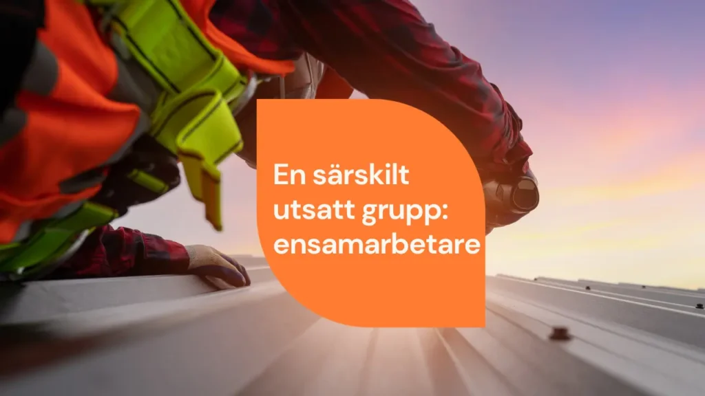 En person i varselkläder som arbetar på ett plåttak i solnedgången, med texten ’En särskilt utsatt grupp: ensamarbetare